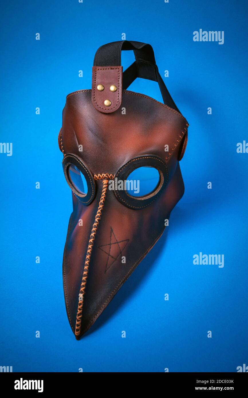 Maschera medica peste isolato su sfondo blu. Schermo medico viso. Concetto pandemico Foto Stock
