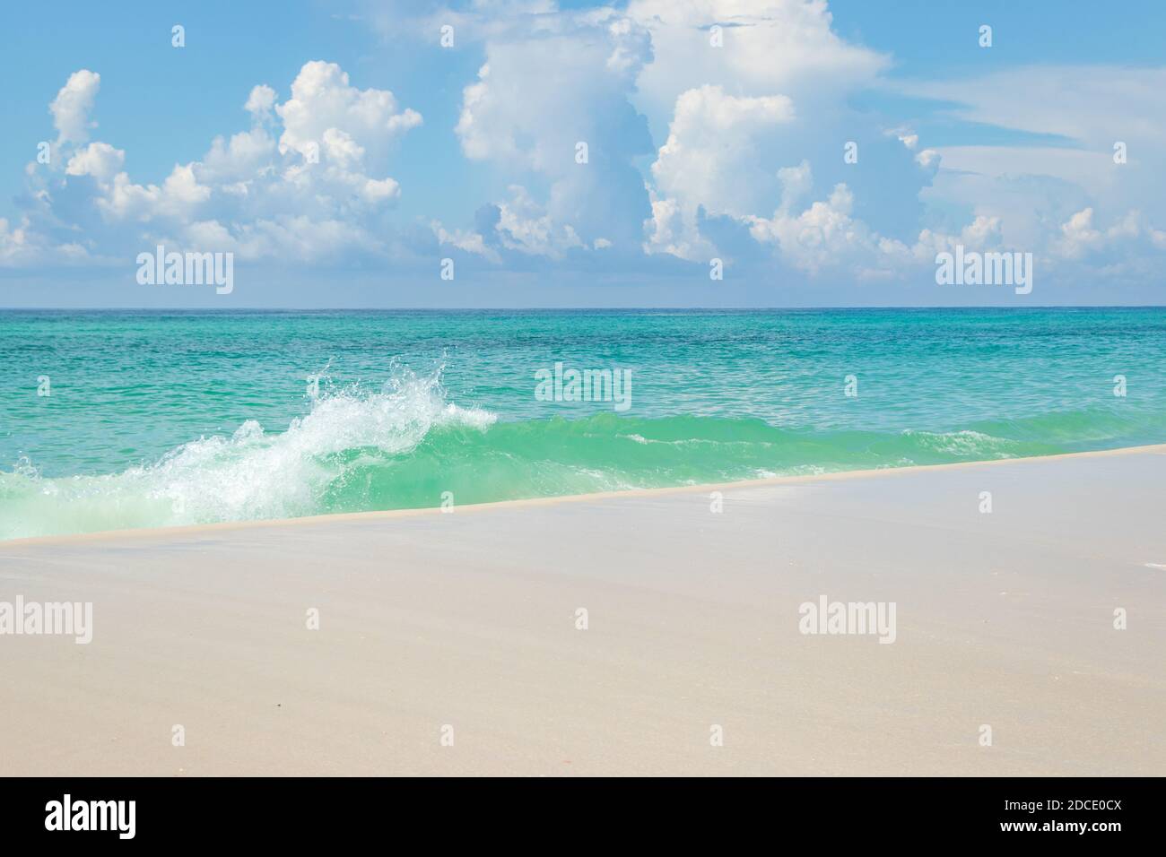 Onde che si infrangono in blu mare verde sulla spiaggia di Biloxi Mississippi USA Foto Stock