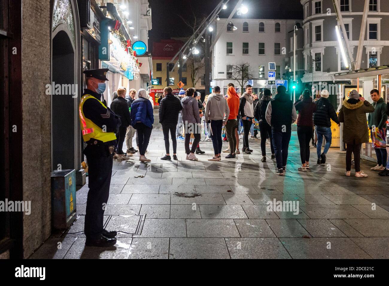 Cork, Irlanda. 20 Nov 2020. Il centro della città di Cork è occupato dai festaioli stasera, raccogliendo fuori licenza, negozi da asporto e in strada. Questo avviene dopo che Gardaí ha disperso molti gruppi di persone a Cork e Dublino lo scorso fine settimana. Credit: AG News/Alamy Live News Foto Stock