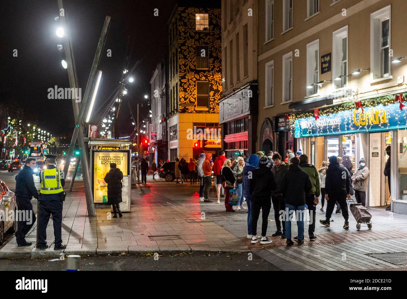Cork, Irlanda. 20 Nov 2020. Il centro della città di Cork è occupato dai festaioli stasera, raccogliendo fuori licenza, negozi da asporto e in strada. Questo avviene dopo che Gardaí ha disperso molti gruppi di persone a Cork e Dublino lo scorso fine settimana. Credit: AG News/Alamy Live News Foto Stock