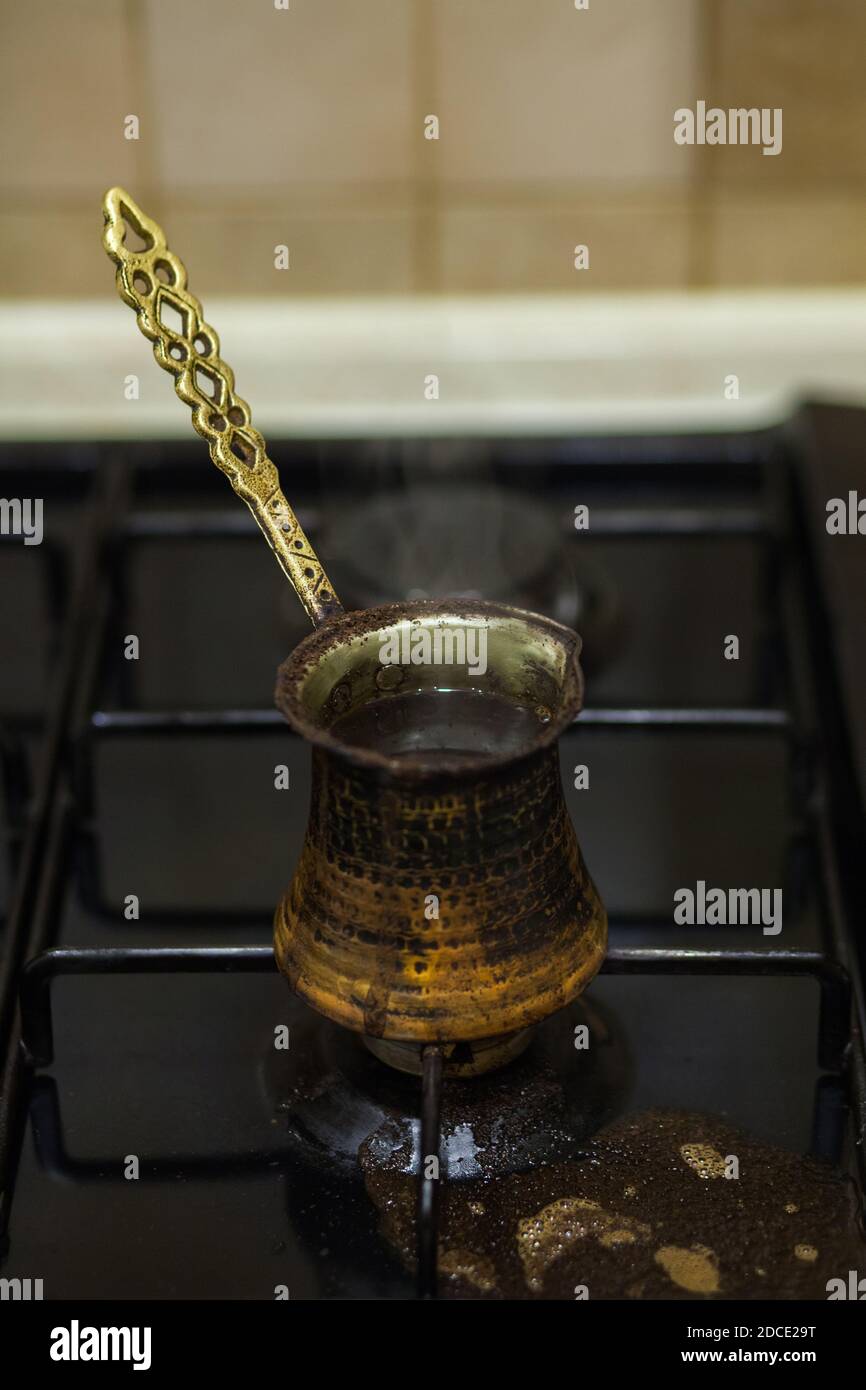 Caffettiera turca. Ibrik - piccola caffettiera in rame isolata su sfondo  bianco. Il file contiene il percorso di ritaglio Foto stock - Alamy