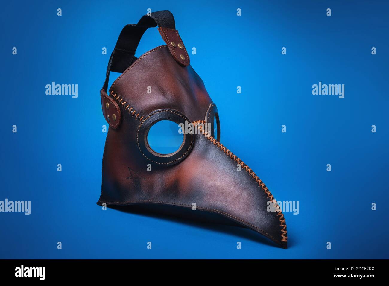 Maschera medica peste isolato su sfondo blu. Schermo medico viso. Concetto pandemico Foto Stock