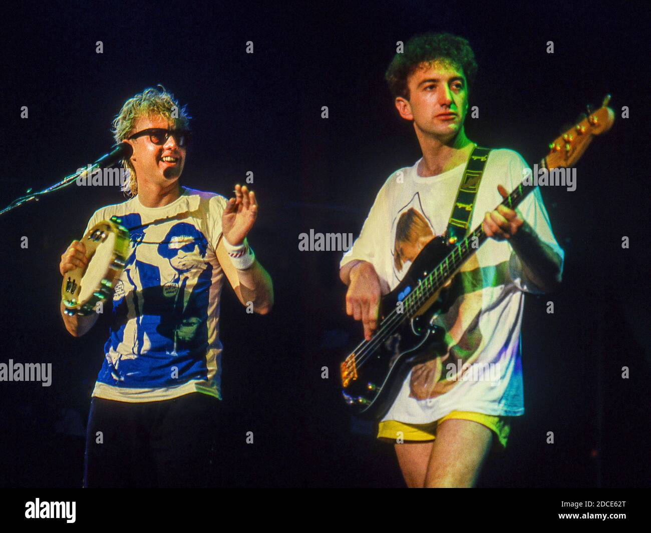 La rock band britannica Queen in concerto allo stadio di calcio Råsunda di Stoccolma, Svezia, 7 giugno 1986: Roger Taylor e John Deacon (a destra) Foto Stock