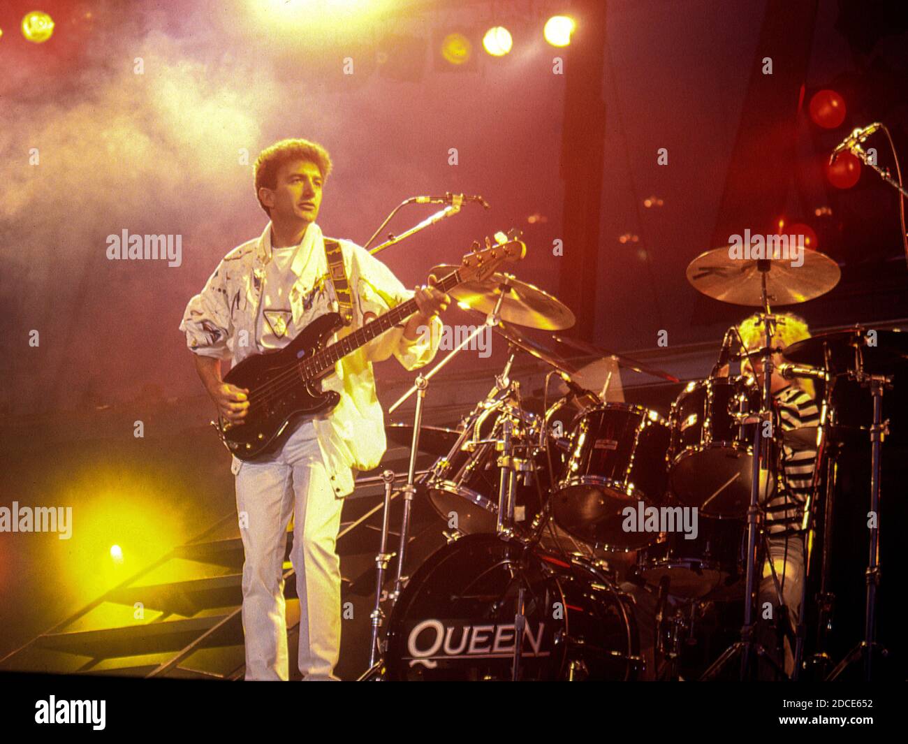 La rock band britannica Queen in concerto allo stadio di calcio Råsunda di Stoccolma, Svezia, 7 giugno 1986: John Deacon Foto Stock