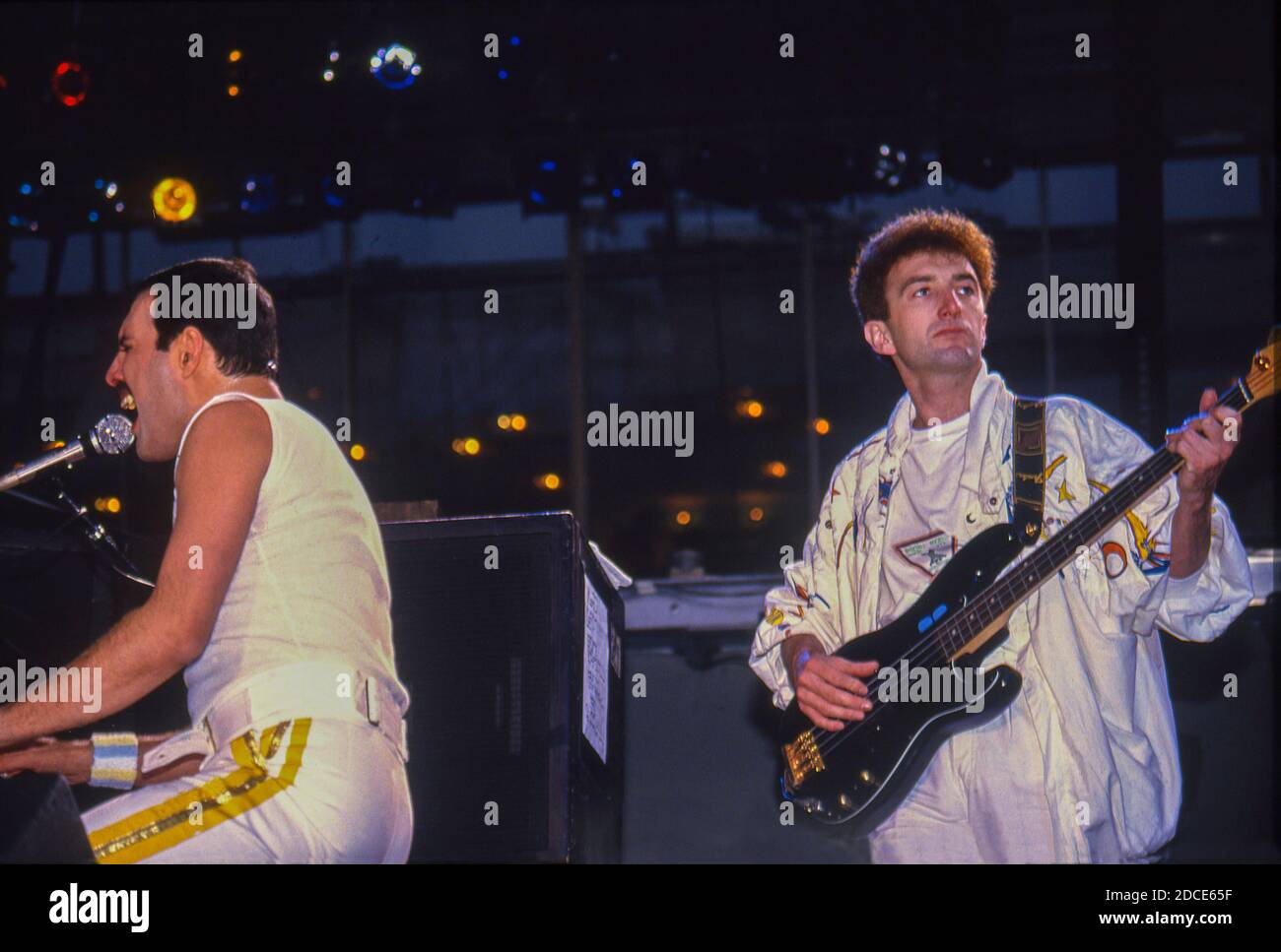 La rock band britannica Queen in concerto allo stadio di calcio Råsunda di Stoccolma, Svezia, 7 giugno 1986: Freddie Mercury e John Deacon Foto Stock