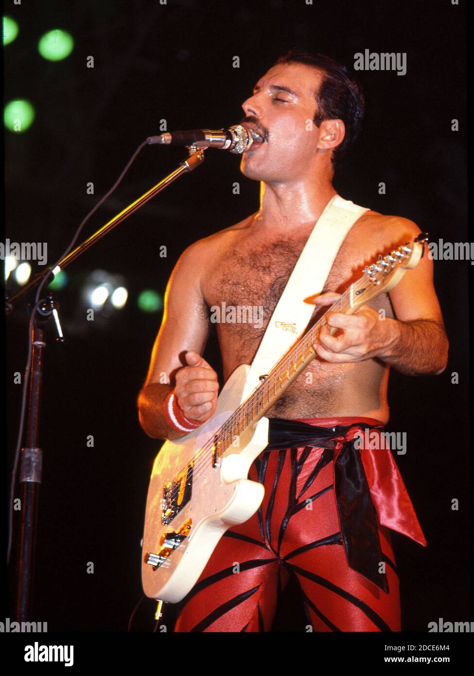 La rock band inglese Queen in concerto alla Wembley Arena, Londra 4.9.1984: Freddie Mercury Foto Stock