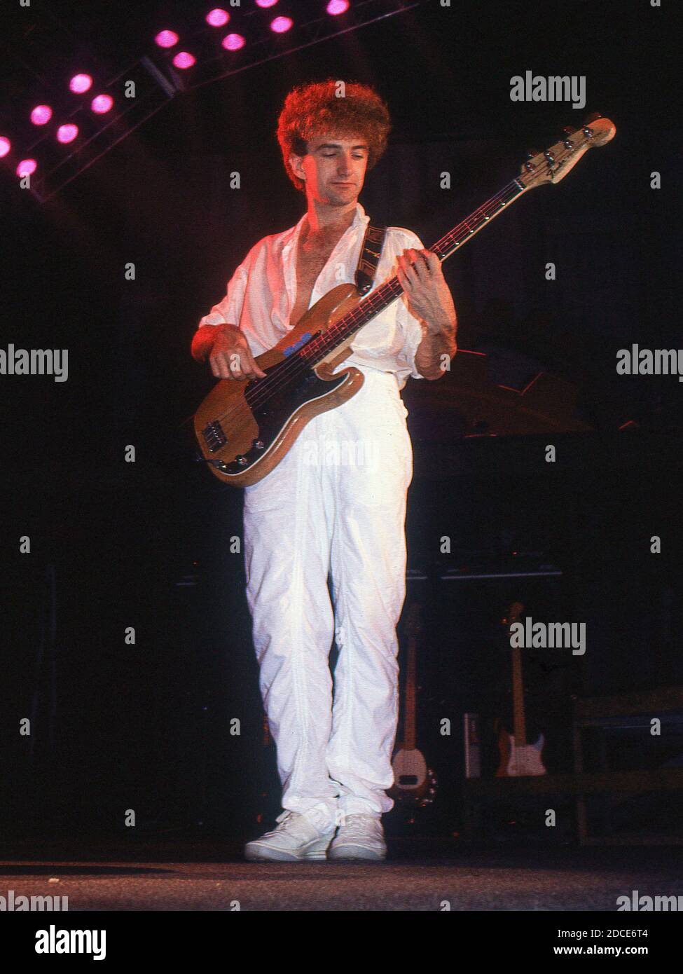 La rock band inglese Queen in concerto alla Wembley Arena, Londra 4.9.1984: John Deacon Foto Stock
