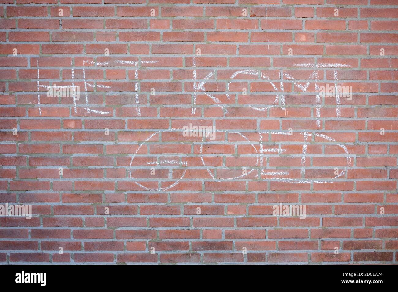 Messaggio di speranza su un muro di mattoni durante la pandemia di Coronavirus. Significa "tutto andrà bene" Foto Stock