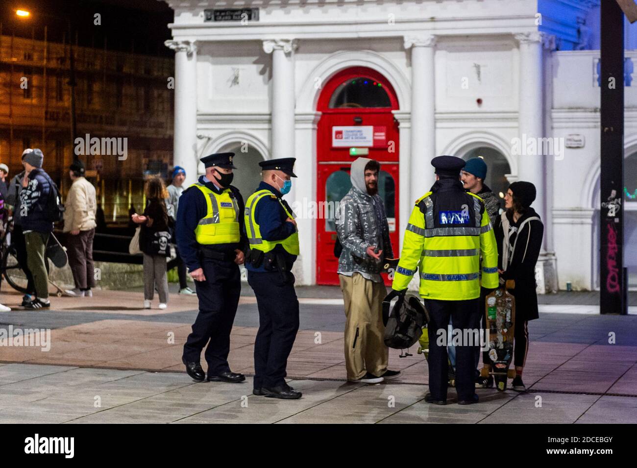 Cork, Irlanda. 20 Nov 2020. Il centro della città di Cork era impegnato con i festaioli stasera, raccogliendo fuori licenza, negozi da asporto e in strada. Questo avviene dopo che Gardaí ha disperso molti gruppi di persone a Cork e Dublino lo scorso fine settimana. Credit: AG News/Alamy Live News Foto Stock