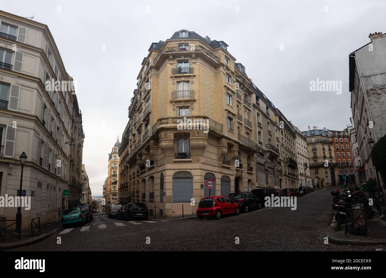 Vie del quartiere di Montmartre a Parigi, Francia. Foto Stock