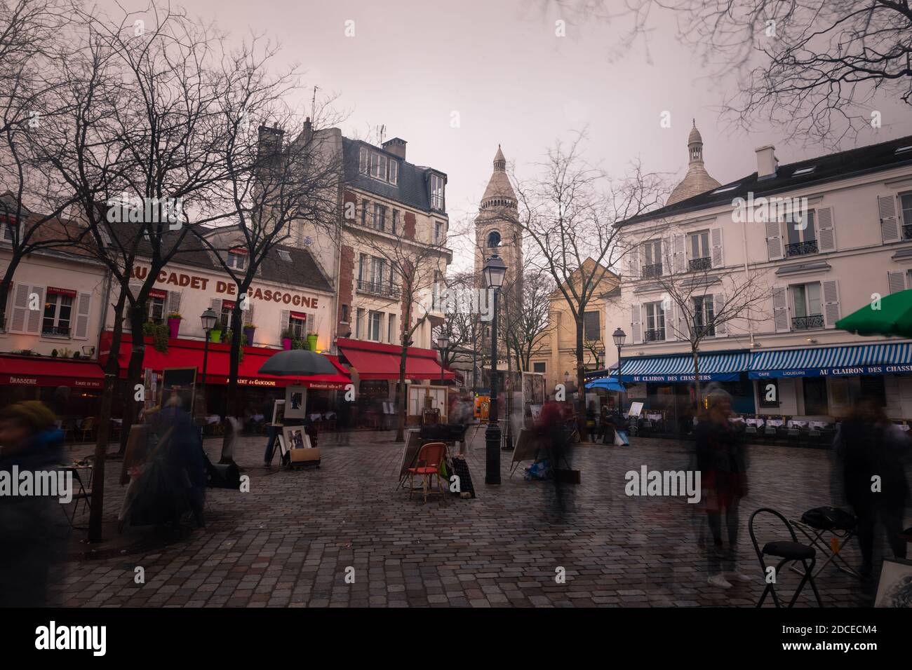 Vie del quartiere di Montmartre a Parigi, Francia. Foto Stock