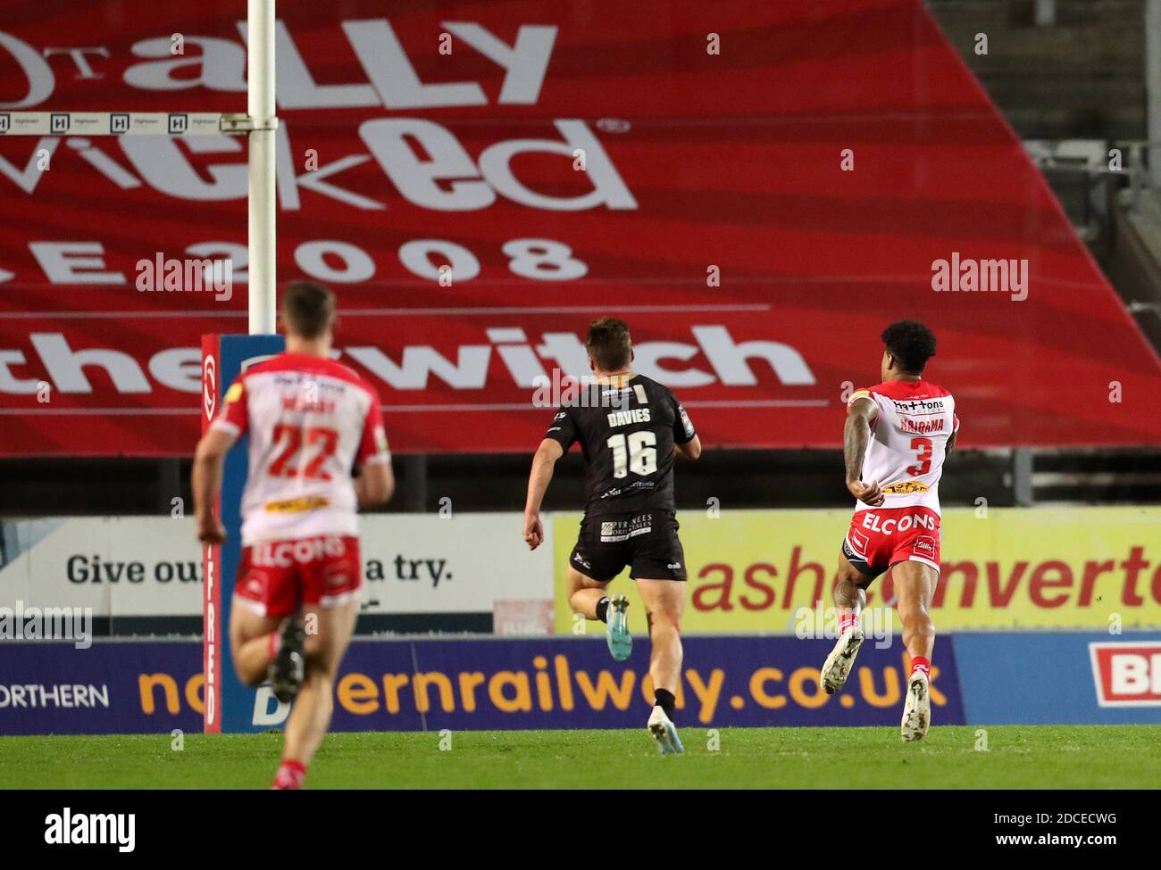 20 novembre 2020; Totally Wicked Stadium, Saint Helens, Merseyside, Inghilterra; betfred Super League Playoff Rugby, Saint Helens Saints contro Catalan Dragons; Kevin Naiqama di St Helens corre libera di Tom Davies dei draghi catalani per fare una prova dopo 66 minuti per dare al suo fianco un 34-2 Lead Credit: Action Plus Sports Images/Alamy Live News Foto Stock