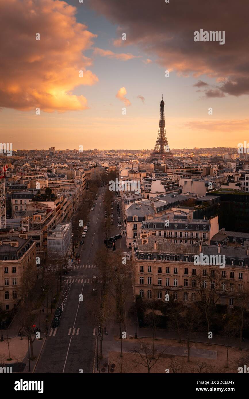 Torre Eiffel famosa in tutto il mondo, vista dall'alto dell'Arco di Trionfo (Arco di Trionfo) nel centro di Parigi, Francia. Foto Stock