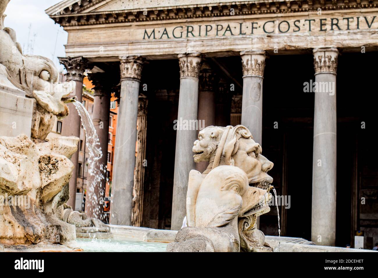 Parte della fontana conosciuta come Fontana del Pantheon all'esterno Il Pantheon a Roma Italia Foto Stock