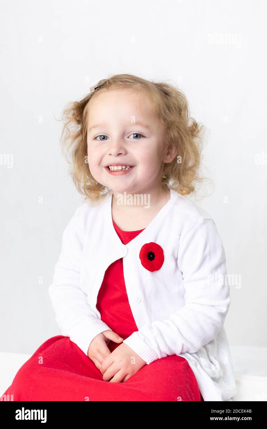 Indossa un papavero per il giorno del ricordo, un bambino dolce che indossa un papavero canadese novembre 11 Foto Stock
