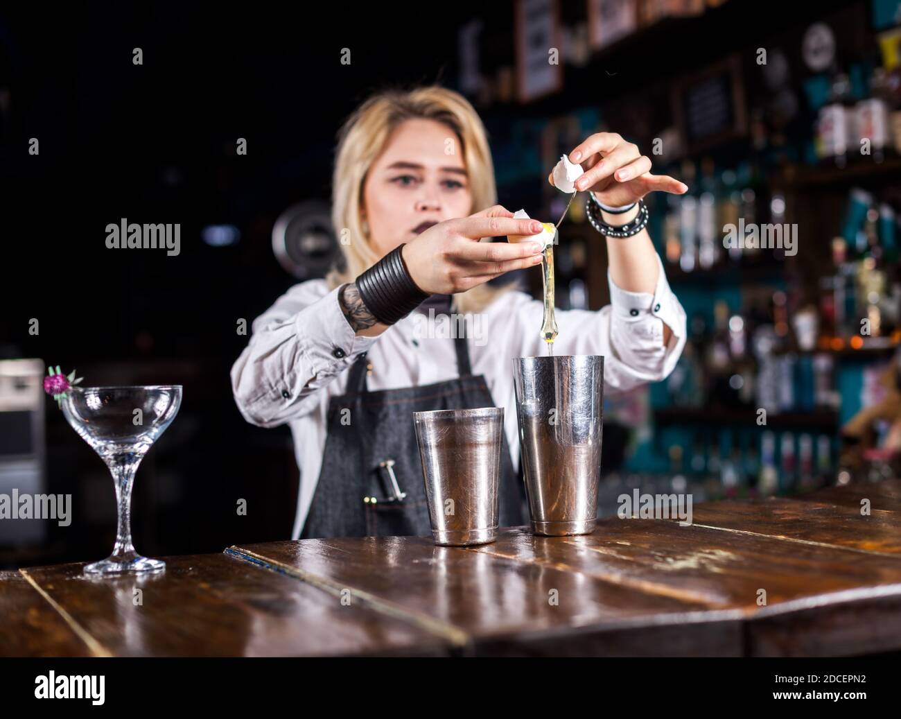 La giovane donna tapster decora un colorato allestimento al night club Foto  stock - Alamy