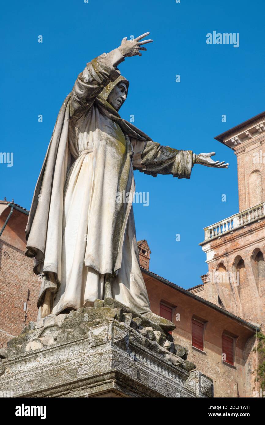 Ferrara - la statua del riformatore medievale dominicano Girolamo Savanarola di fronte al castello Estense di Stefano Galletti forma 19. cent.. Foto Stock