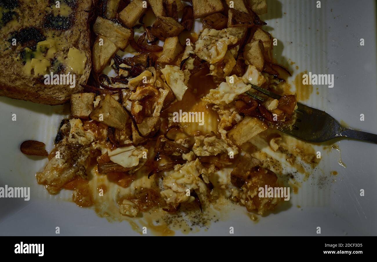 Uova fritte, patate con pane tostato. Foto Stock