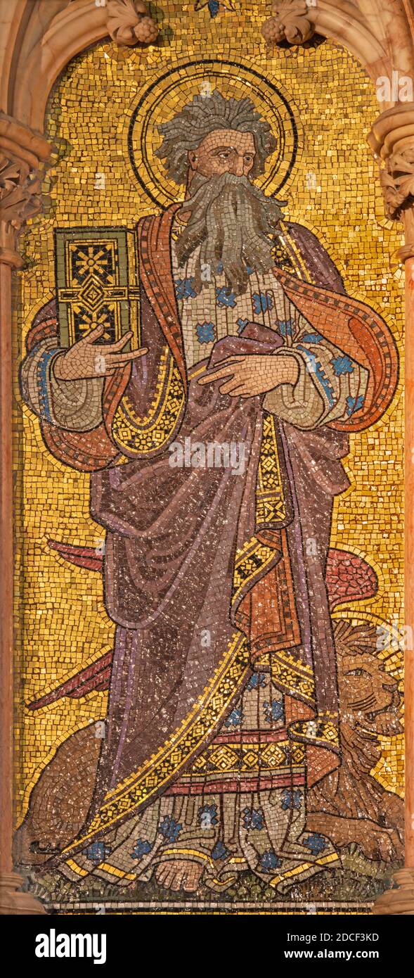 LONDRA, GRAN BRETAGNA - 19 SETTEMBRE 2017: Il mosaico di San Marco Evangelista in chiesa Santa Maria Abbot di Salviati da Venezia (1882). Foto Stock