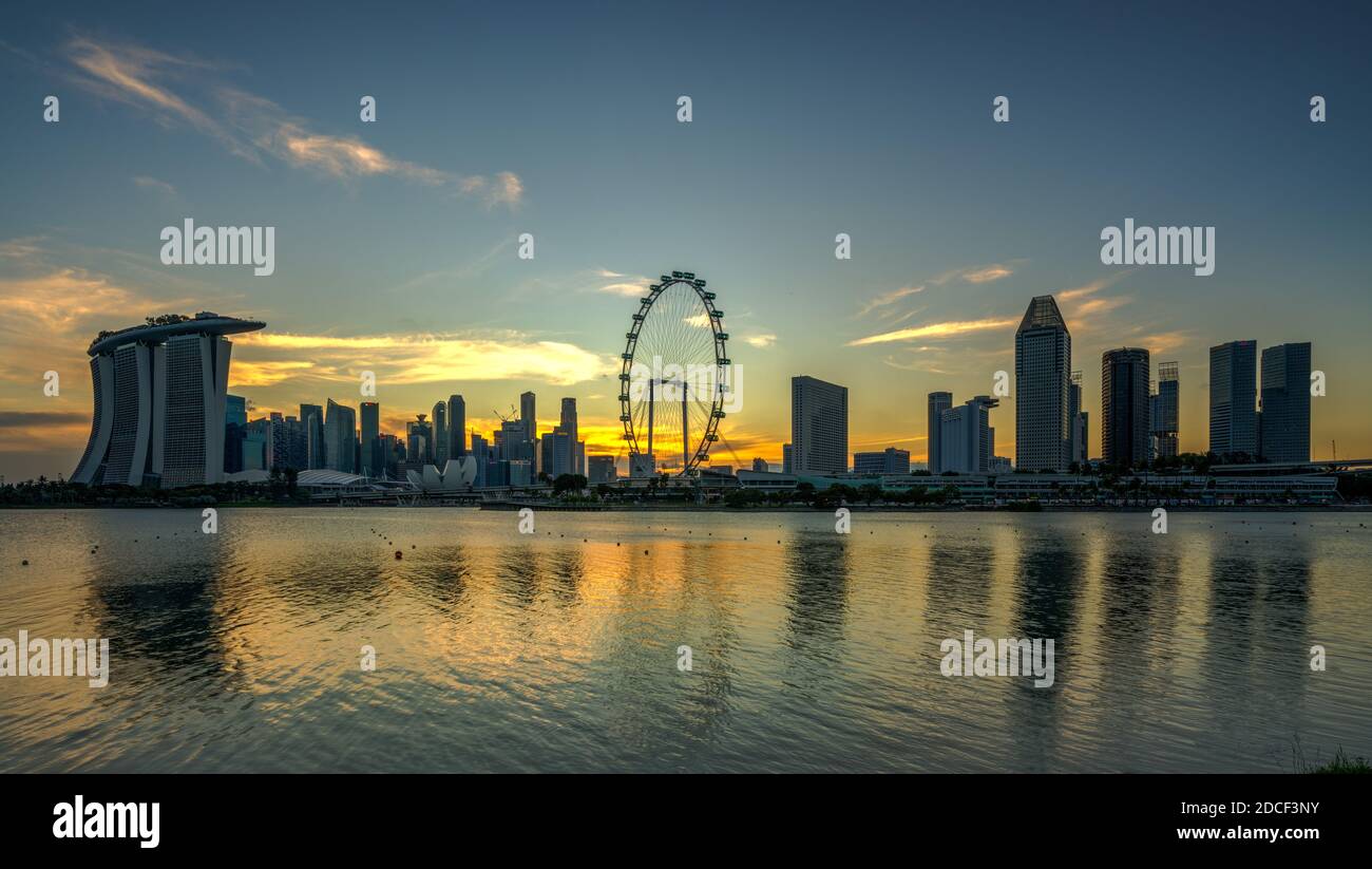 Skyline di Singapore all'ora Magica Foto Stock