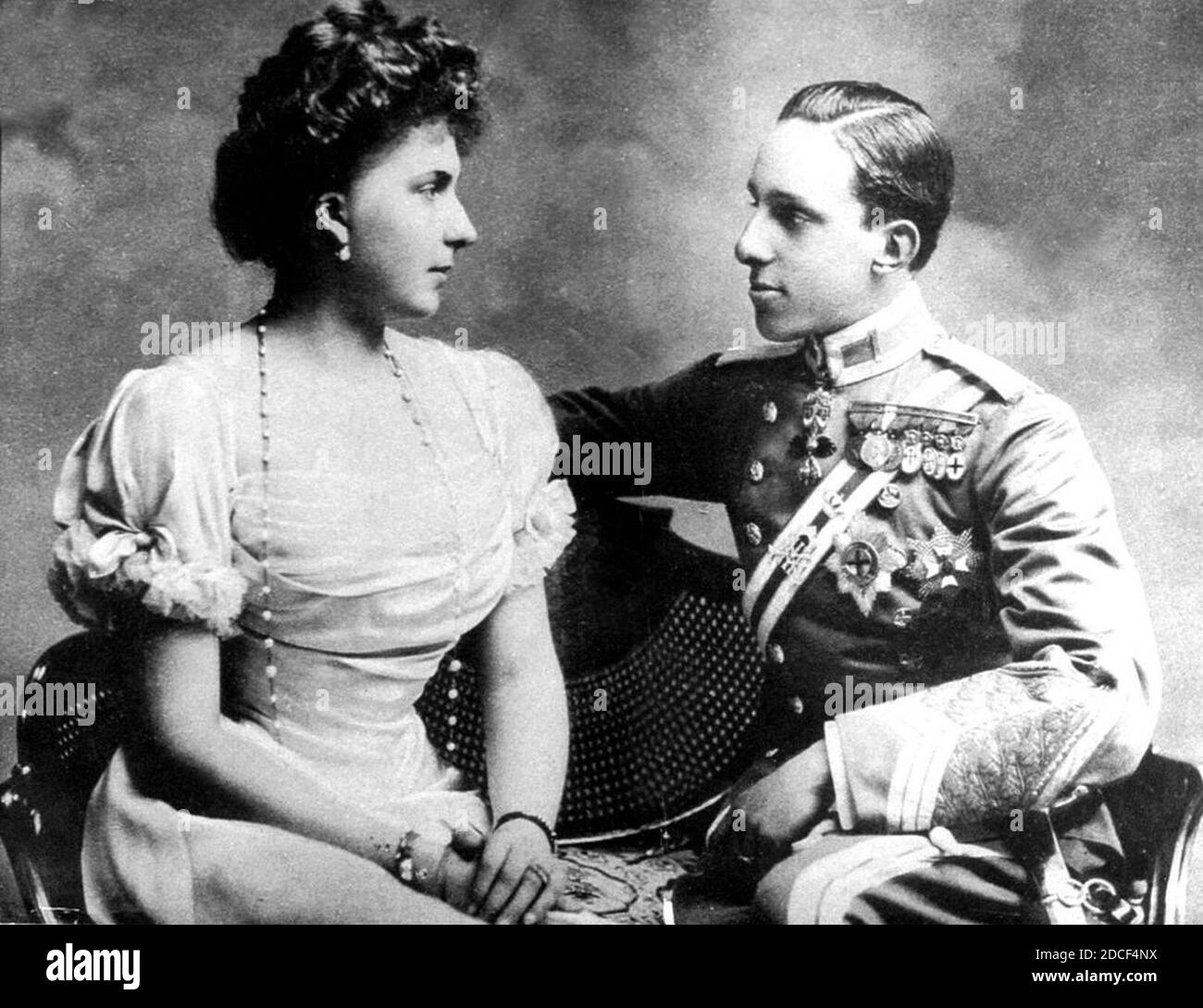 Re Alfonso XIII di Spagna e sua moglie Victoria Eugenia di Battenberg nel 1906. Foto Stock