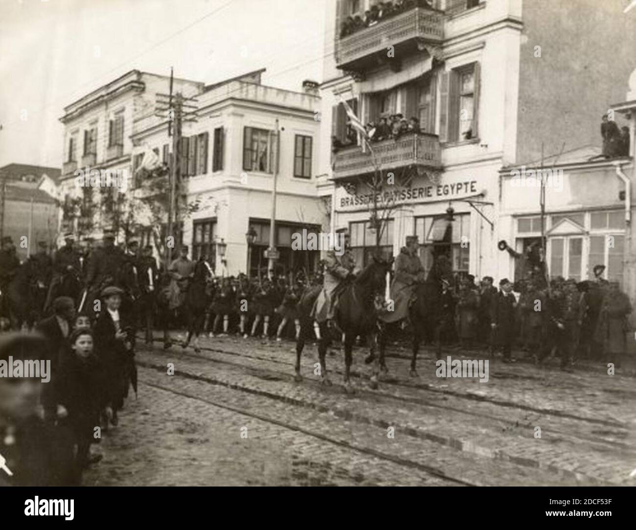 Re Giorgio i di Grecia e il principe ereditario Costantino entrano a Salonicco nel 1912. Foto Stock