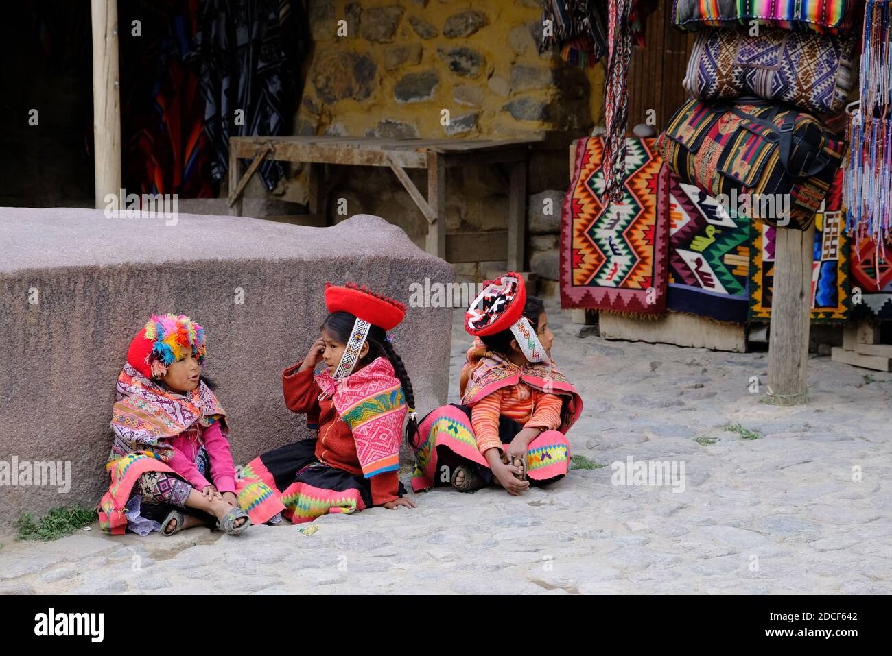 Perù Valle Sacra Ollantaytambo - Ollantaytambo bambini in abito tradizionale Foto Stock