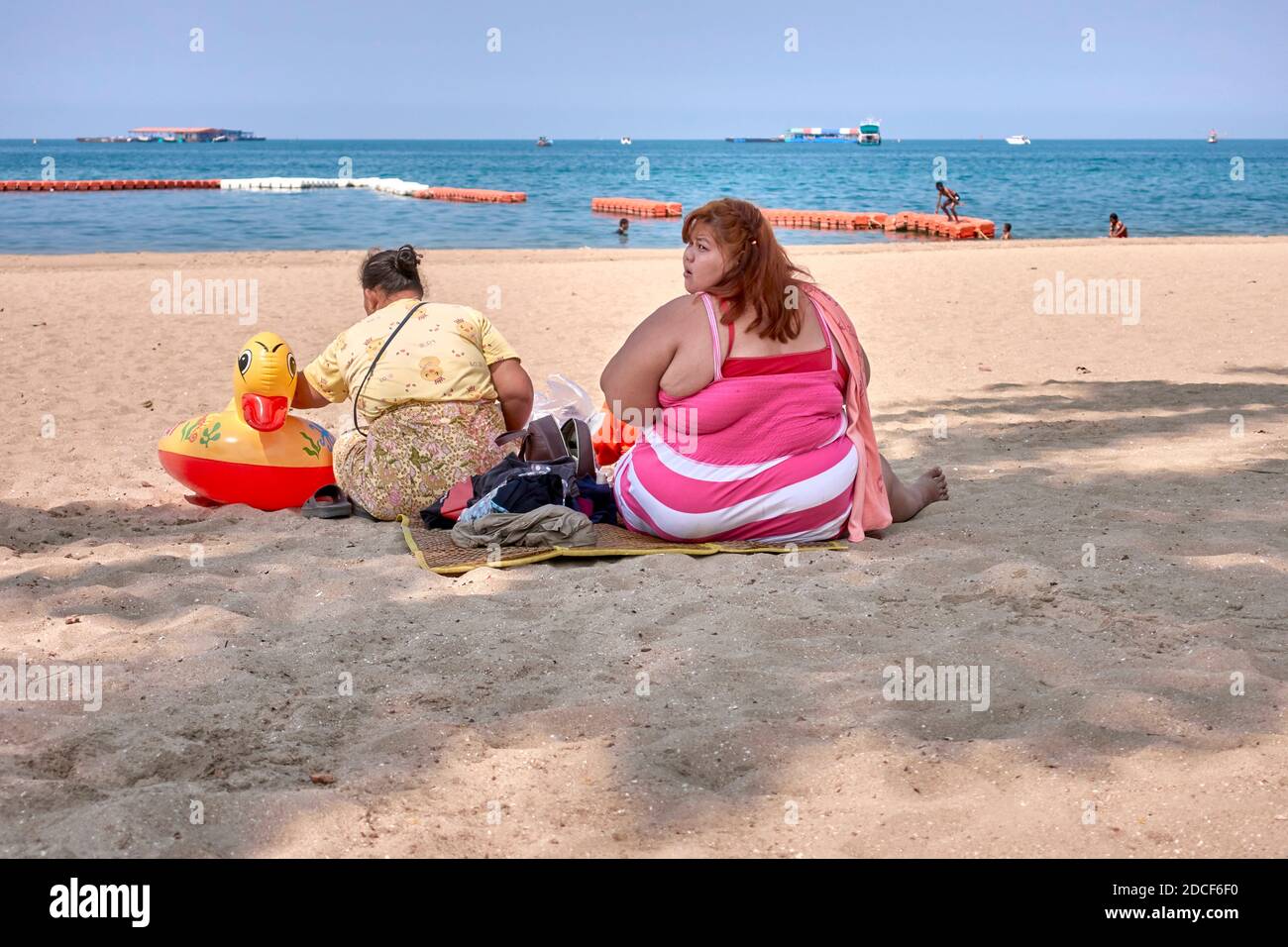 Donna obesa alla spiaggia Thailandia Sud-est asiatico Foto Stock
