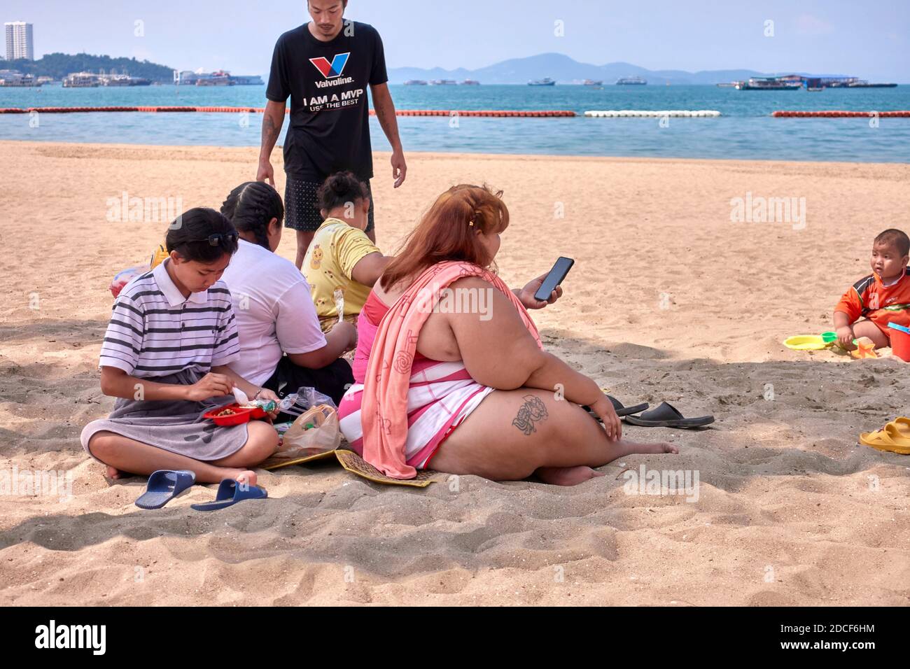 Donna obesa alla spiaggia Thailandia Sud-est asiatico Foto Stock