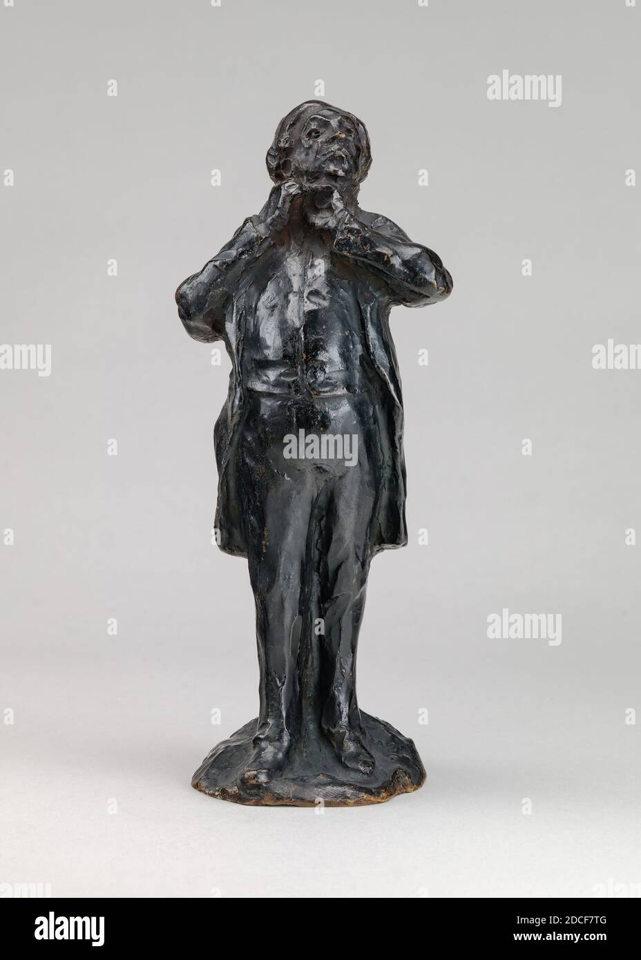 Artista anonimo, (scultore), Honoré Daumier, (artista collegato), francese, 1808 - 1879, il Rappresentante (le représentant noue sa cravate), modello probabilmente dopo il 1860, cast intorno novembre 1954, bronzo, totale: 17.6 x 7.2 x 6.5 cm (6 15/16 x 2 13/16 x 2 9/16 pollici) Foto Stock