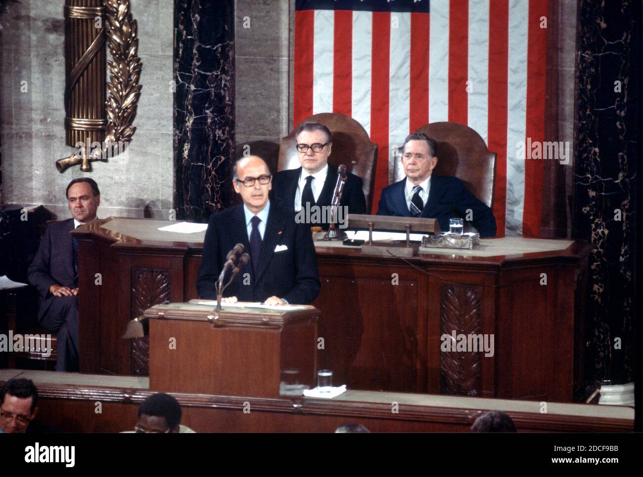 Il presidente francese Valéry Giscard d'Estaing, si rivolge a una sessione congiunta del Congresso nella Camera degli Stati Uniti nel Campidoglio degli Stati Uniti a Washington, DC, il 18 maggio 1976. Il presidente Giscard d'Estaing si trova a Washington per una visita di Stato. Seduti dietro il presidente Giscard a destra ci sono il vice presidente degli Stati Uniti Nelson A. Rockefeller e il presidente della Camera dei rappresentanti degli Stati Uniti Carl Albert (democratico di Oklahoma).Credit: Benjamin E. 'gene' Forte / CNP /MediaPunch Foto Stock