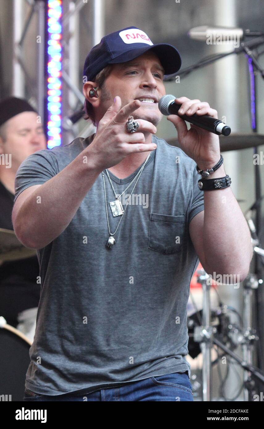 Jerrod Niemann si esibisce nella serie di concerti estivi 'FOX & Friends' All-American al di fuori DEI FOX Studios di New York il 22 maggio 2015. Foto: Henry McGee/MediaPunch Foto Stock