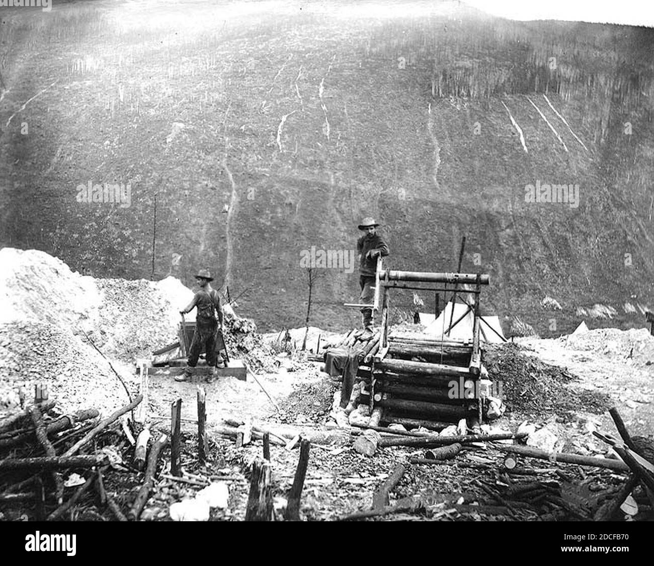 Operazione mineraria di Keith e Wilson sulla collina francese, territorio di Yukon, ca 1898 (HEGG 75). Foto Stock