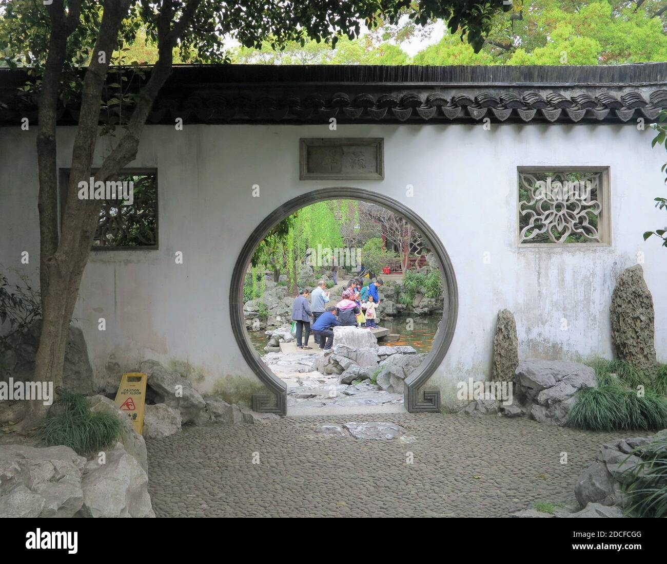 Giardino Yuyuan, tradizionale giardino cinese, nella città vecchia di Shanghai, Shanghai, Cina. Foto Stock