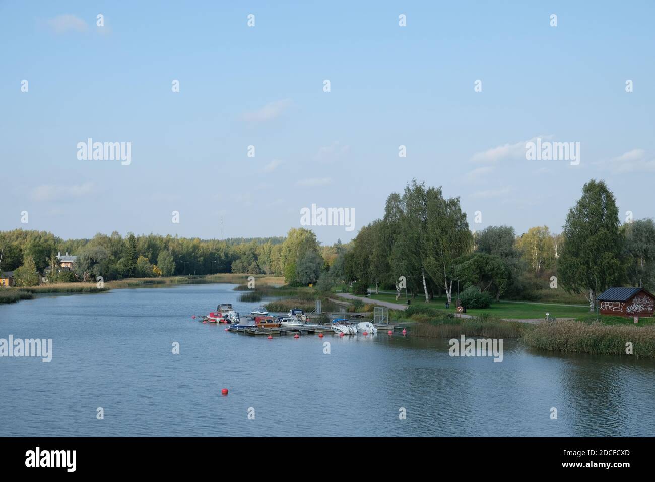 Tenendolo rotolare sul fiume Foto Stock