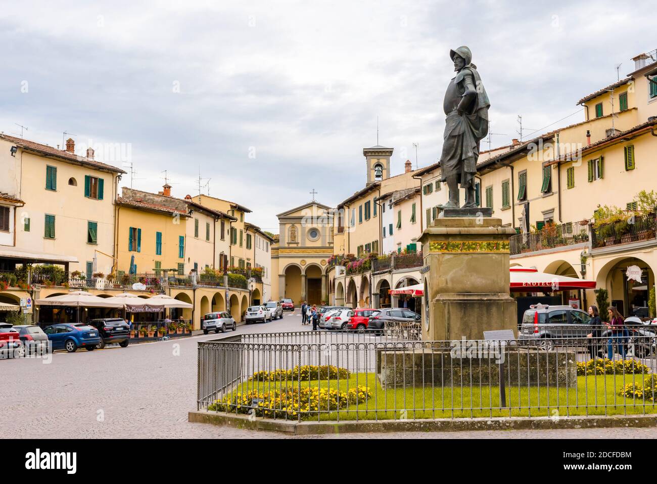 GREVE IN CHIANTI - 11 OTTOBRE 2018: Vista sulla piazza principale con la statua di Giovanni da Verrazzano a Greve in Chianti, Toscana, Italia Foto Stock