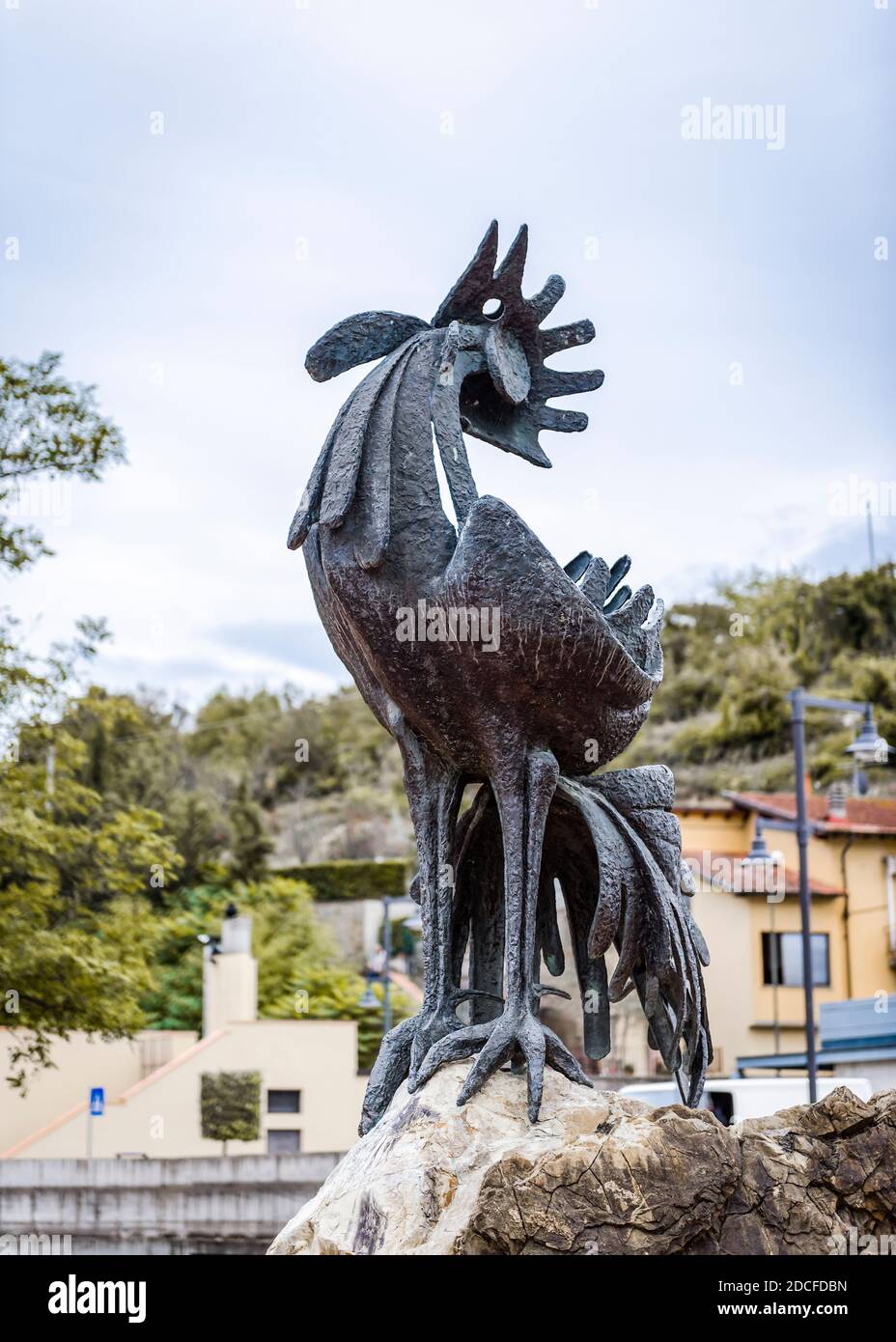 GREVE IN CHIANTI, ITALIA - 11 OTTOBRE 2018: La scultura di un gallo nero, il simbolo di Greve in Chianti, Toscana, Italia Foto Stock