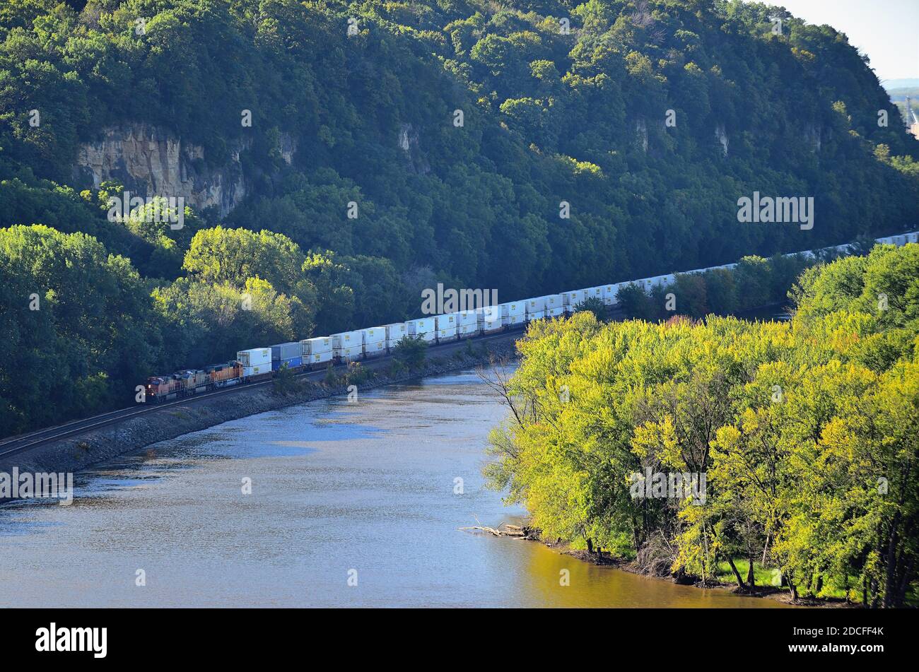 Savanna, Illinois, Stati Uniti. I locomotori conducono un treno merci intermodale Burlington Northern Santa Fe Railway che si dirige a nord lungo il fiume Mississippi. Foto Stock