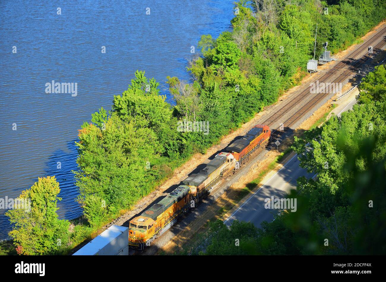 Savanna, Illinois, Stati Uniti. I locomotori guidano un treno intermodale della ferrovia di Santa Fe del nord di Burlington che si dirige lungo il fiume Mississippi. Foto Stock
