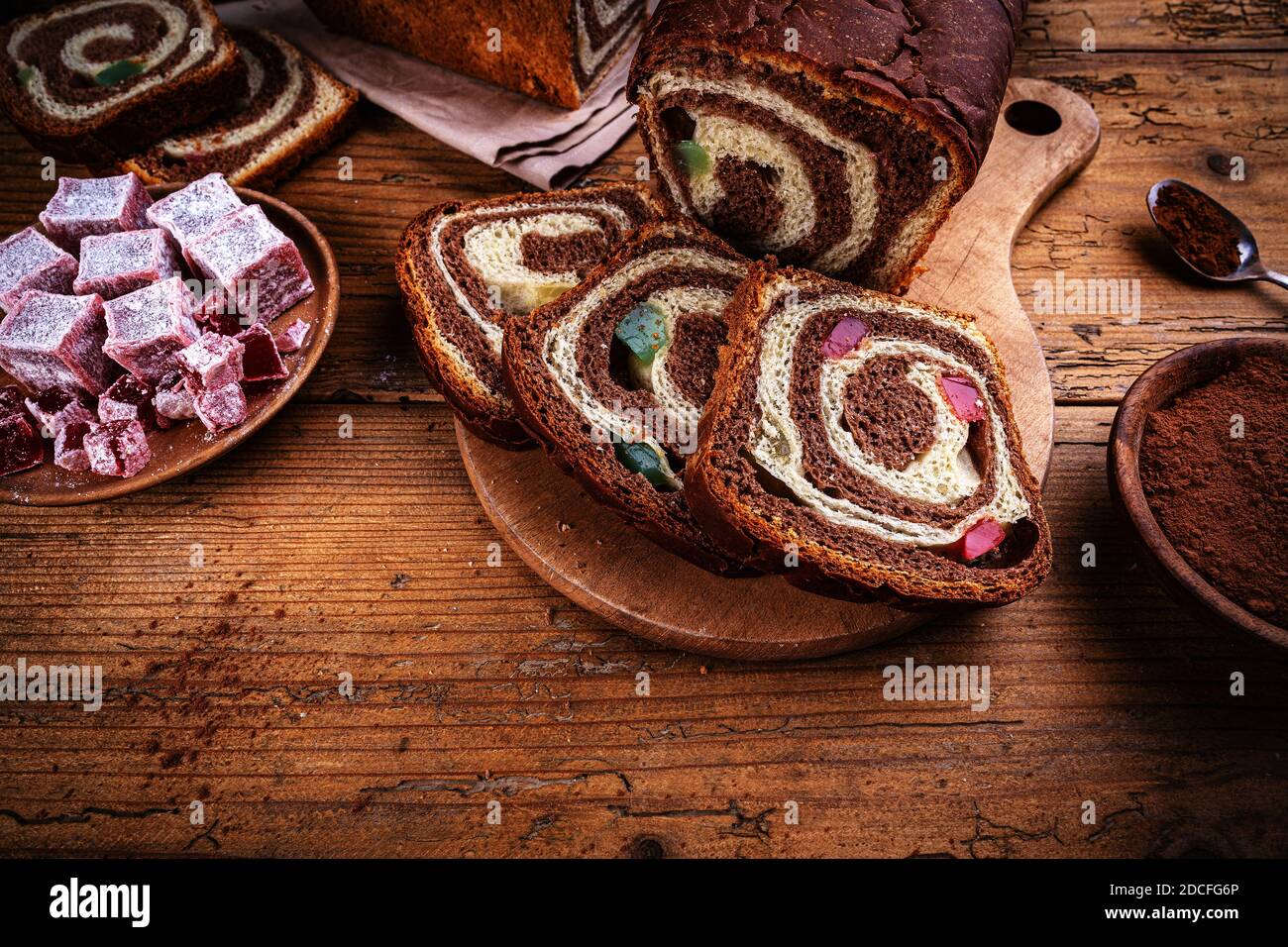 Pane al cioccolato o brioche con delizia turca Foto Stock