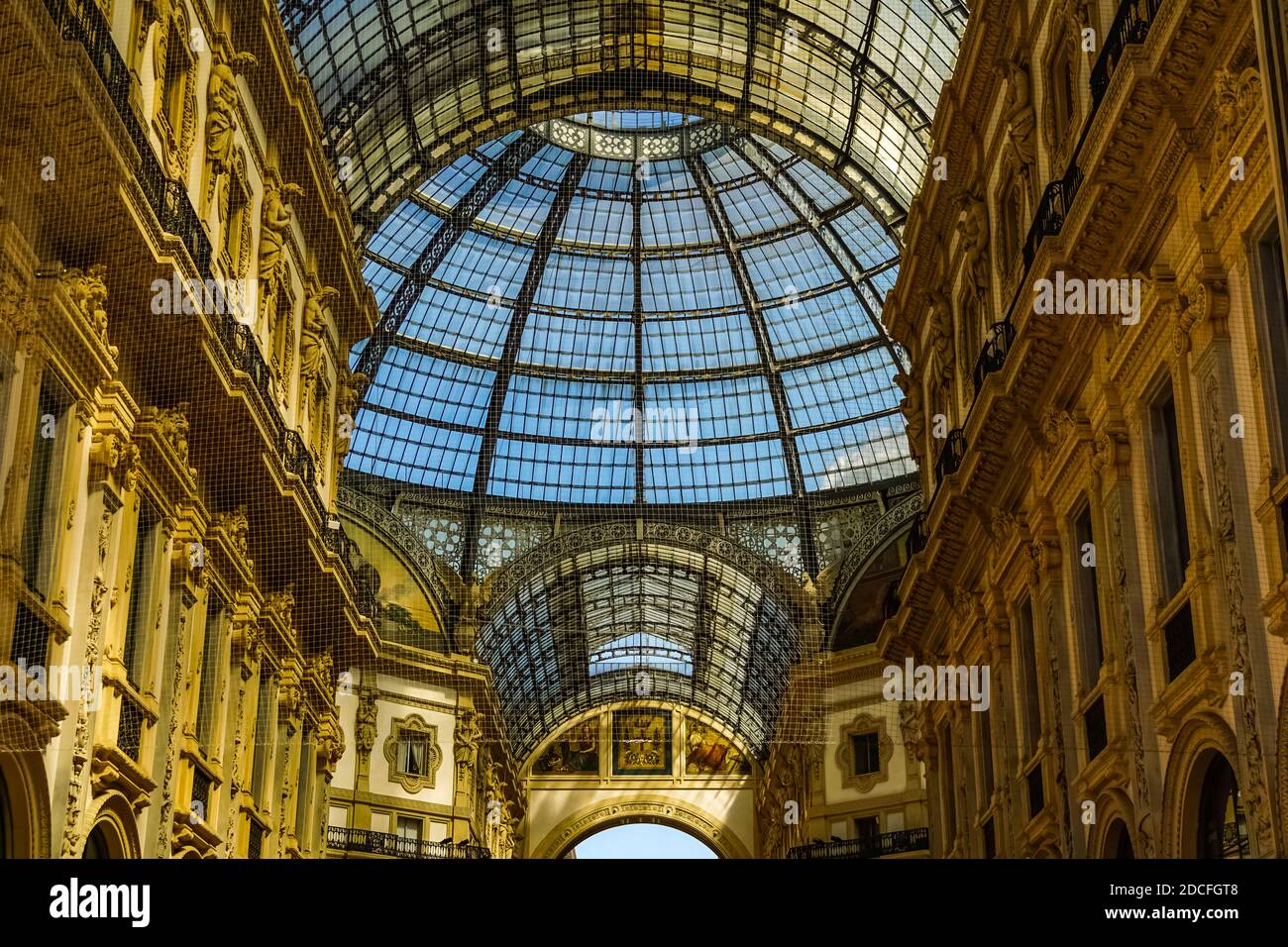 Galleria Vittorio Emanuele II a Milano, è il più antico centro commerciale attivo d'Italia e un importante punto di riferimento di Milano, Italia. Foto Stock