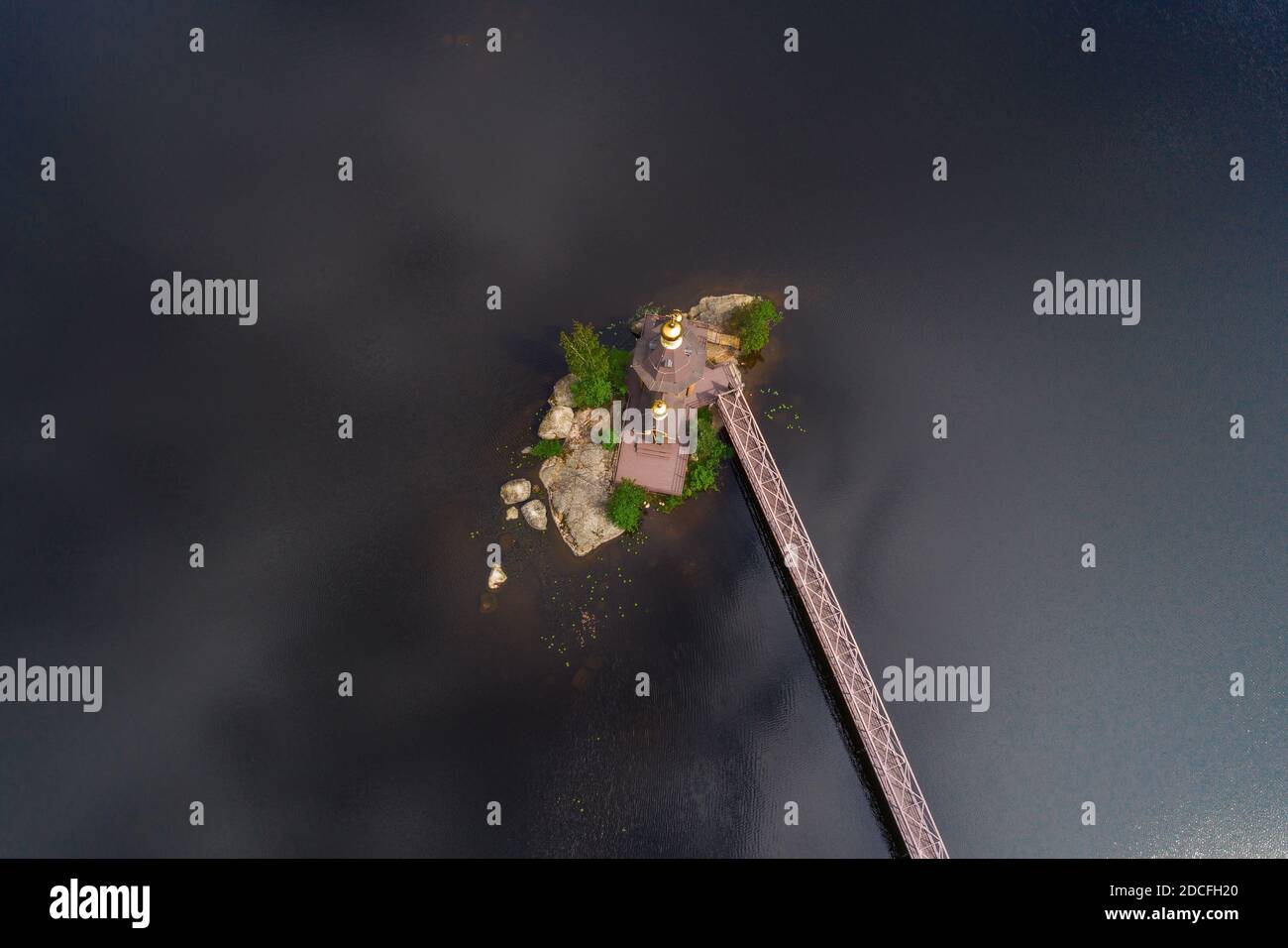 Vista dall'alto della Chiesa di Sant'Andrea, la prima chiamata sul fiume Vuoksa in una giornata di sole (ripresa da un quadricoptro). Vasil'yevo. Regione di Leningrad, Foto Stock