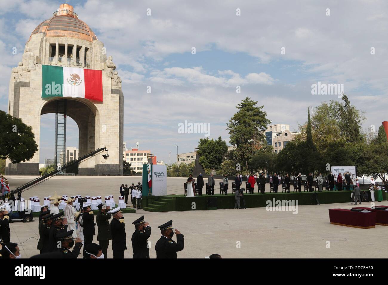 Città del Messico, Messico. 20 Nov 2020. CITTÀ DEL MESSICO, MESSICO - 20 NOVEMBRE: Il presidente del Messico Andres Manuel Lopez Obrador dirige la cerimonia accanto alla moglie Beatriz Müller per commemorare il 110° anniversario della rivoluzione del Messico al Monumento di Revolucion il 20 novembre 2020 a Città del Messico, Messico. Credit: Ismael Rosas/Eyepix Group/The Photo Access Credit: The Photo Access/Alamy Live News Foto Stock