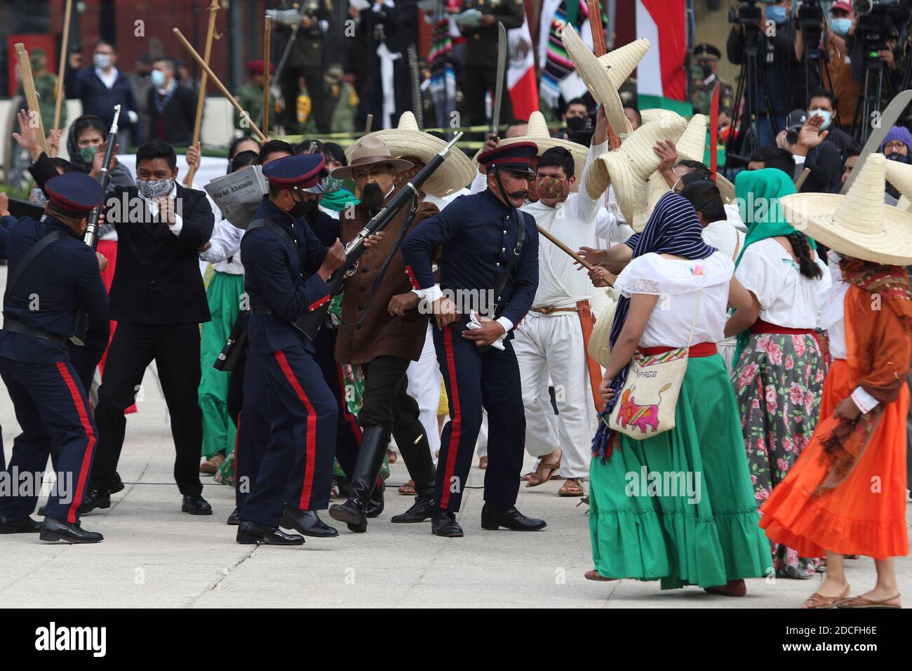 Città del Messico, Messico. 20 Nov 2020. CITTÀ DEL MESSICO, MESSICO - NOVEMBRE 20: Le persone rappresentano le scene della Rivoluzione messicana durante una cerimonia per commemorare il 110 anniversario della Rivoluzione del Messico al Monumento del rivoluzionario 20 novembre 2020 a Città del Messico, Messico. Credit: Ismael Rosas/Eyepix Group/The Photo Access Credit: The Photo Access/Alamy Live News Foto Stock