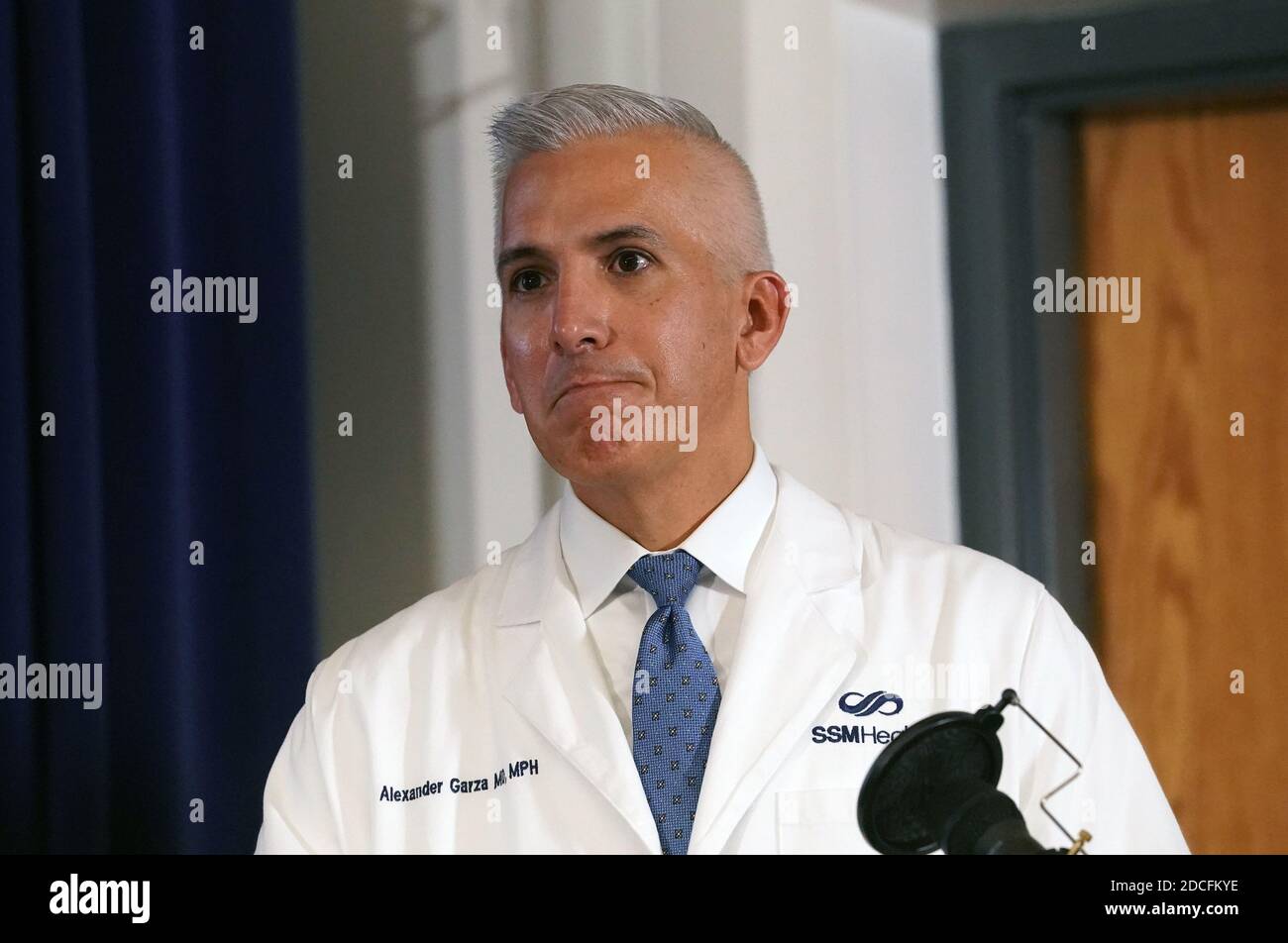 St. Louis, Stati Uniti. 20 Nov 2020. St. Louis Metropolitan Pandemic Task Force leader, Dr. Alexander Garza diventa emotivo mentre parla dell'effetto che Coronavirus ha avuto sulla linea di lavoro in prima linea durante il suo rapporto quotidiano, presso la Saint Louis University a St. Louis il Venerdì, 20 novembre 2020. Il Dr. Garza ha delineato i modi per combattere la diffusione del virus. Egli ha raccomandato un ordine di soggiorno a livello statale, perché quello che stiamo facendo attualmente non funziona e non fare nulla porterà a molti più morti. Photo by Bill Greenblatt/UPI Credit: UPI/Alamy Live News Foto Stock