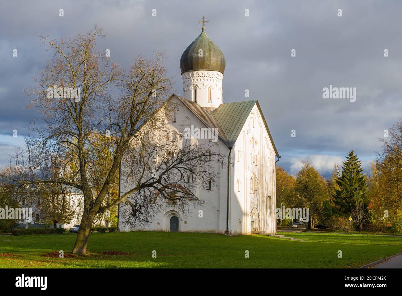 Vista della Chiesa medievale della Trasfigurazione del Salvatore in Via Ilyin, nel pomeriggio di ottobre. Veliky Novgorod, Russia Foto Stock