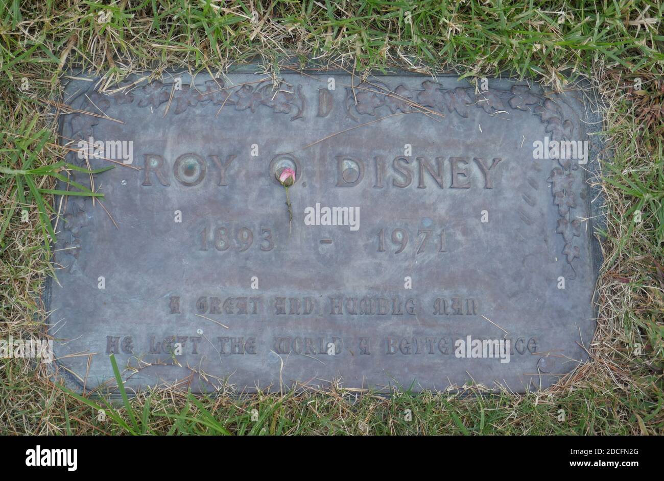 Los Angeles, California, USA 19 novembre 2020 una visione generale dell'atmosfera Roy O. Disney's grave a Forest Lawn Memorial Park Hollywood Hills il 19 novembre 2020 a Los Angeles, California, USA. Foto di Barry King/Alamy Stock foto Foto Stock