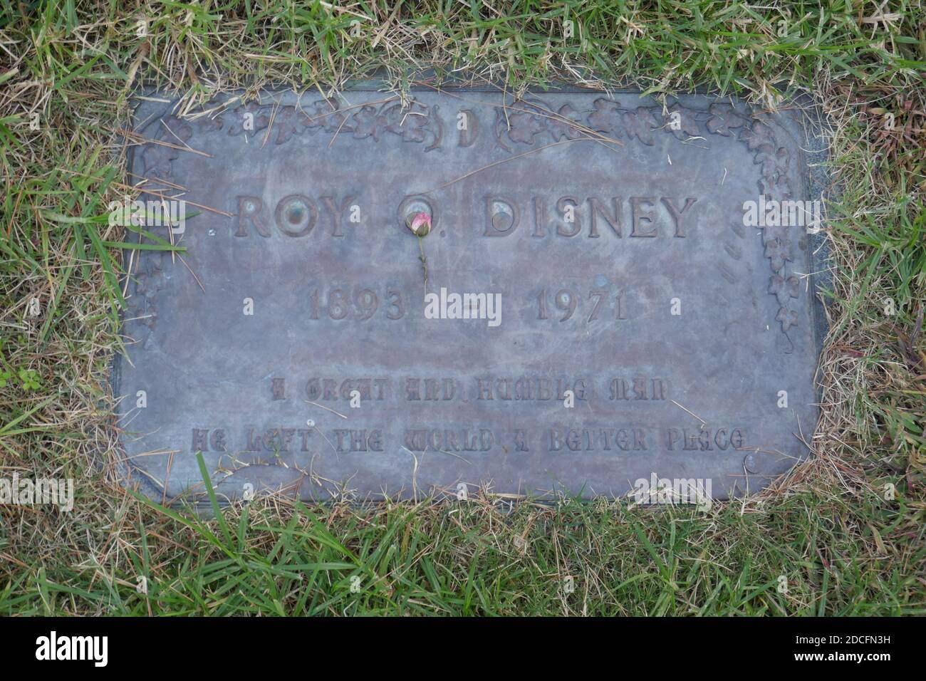Los Angeles, California, USA 19 novembre 2020 una visione generale dell'atmosfera Roy O. Disney's grave a Forest Lawn Memorial Park Hollywood Hills il 19 novembre 2020 a Los Angeles, California, USA. Foto di Barry King/Alamy Stock foto Foto Stock