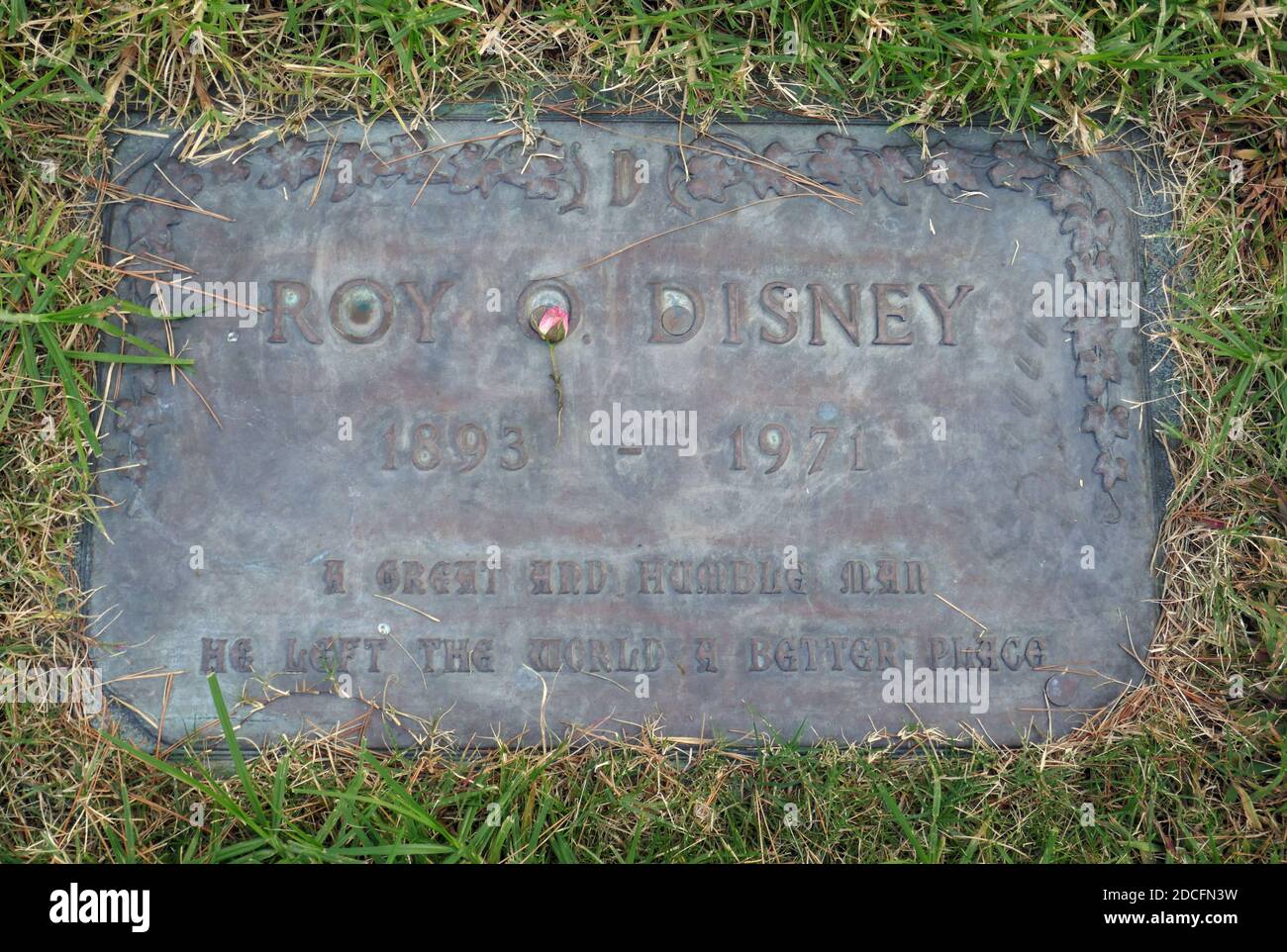 Los Angeles, California, USA 19 novembre 2020 una visione generale dell'atmosfera Roy O. Disney's grave a Forest Lawn Memorial Park Hollywood Hills il 19 novembre 2020 a Los Angeles, California, USA. Foto di Barry King/Alamy Stock foto Foto Stock