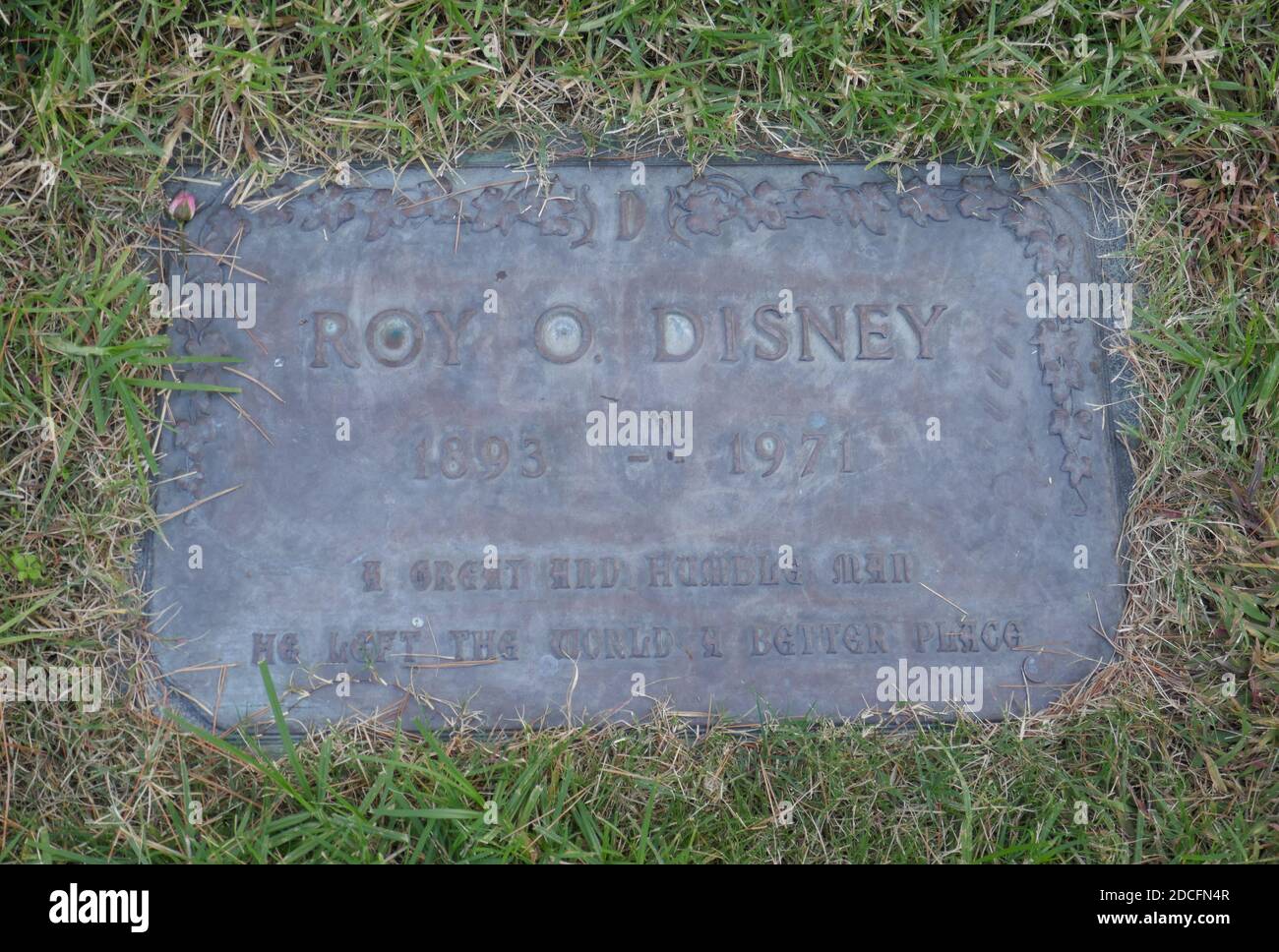 Los Angeles, California, USA 19 novembre 2020 una visione generale dell'atmosfera Roy O. Disney's grave a Forest Lawn Memorial Park Hollywood Hills il 19 novembre 2020 a Los Angeles, California, USA. Foto di Barry King/Alamy Stock foto Foto Stock